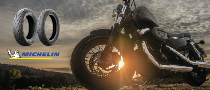 Duelo de neumáticos Michelin Commander vs Scorcher montados en una moto custom, mostrando sus diferencias de rendimiento y agarre.