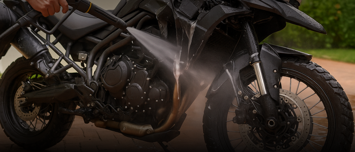 Lavando moto con agua a presión, descubre los daños