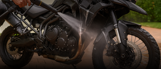 ¿Puedo lavar mi moto con agua a presión? Descubre por qué puede ser un error costoso