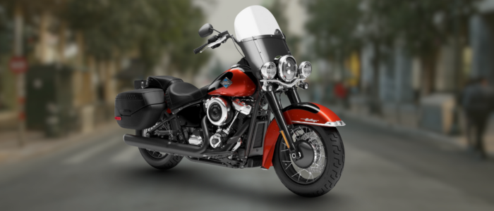 Moto custom estacionada con primer plano del neumático trasero Bias-Belted; se aprecia la banda de rodadura y los flancos reforzados.