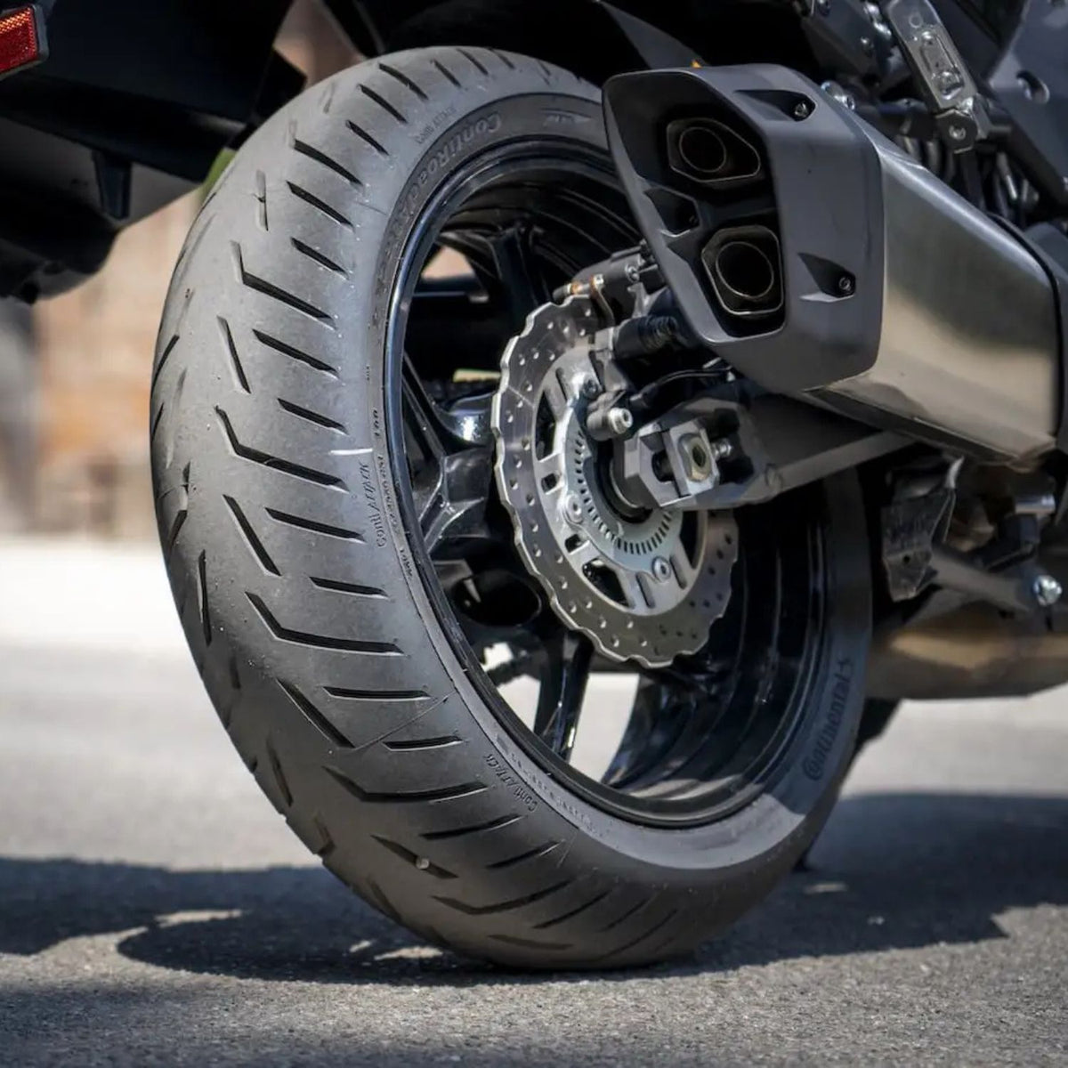 CONTINENTAL CONTIROADATTACK 4 190/50ZR17 TL 73W - neumático instalado en motocicleta