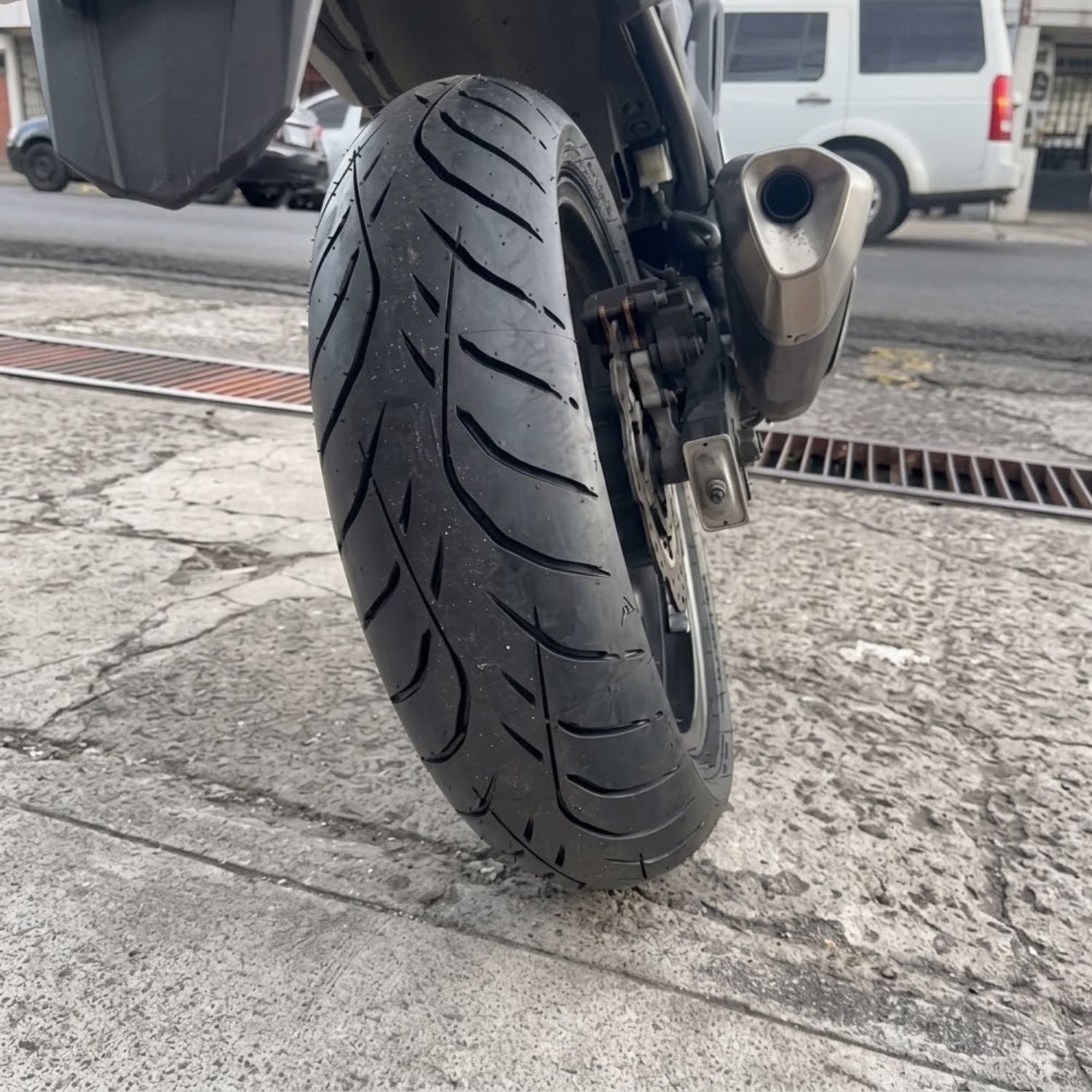 DUNLOP SPORTMAX ROADSMART IV 180/55ZR17 TL 73W - neumático instalado en motocicleta