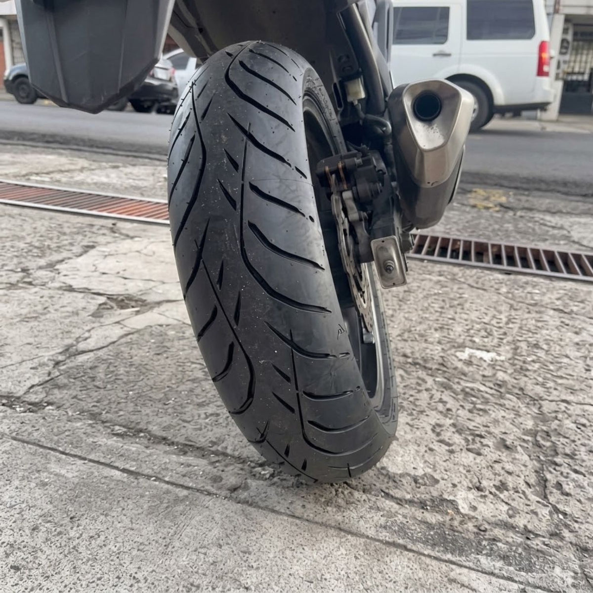 DUNLOP SPORTMAX ROADSMART IV 180/55ZR17 TL 73W - neumático instalado en motocicleta